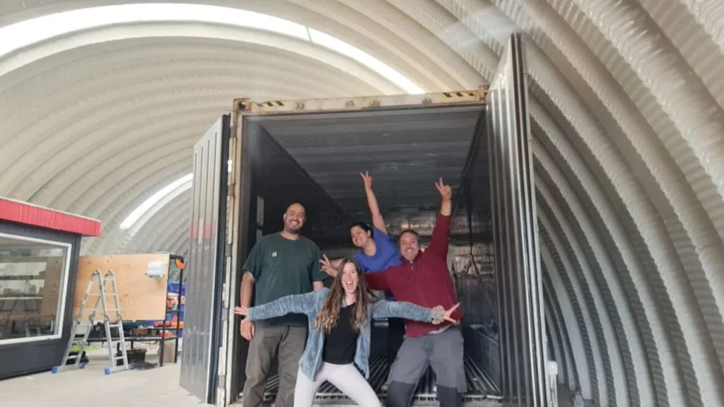Contenedor propio: El equipo el día que llegó el contenedor.
